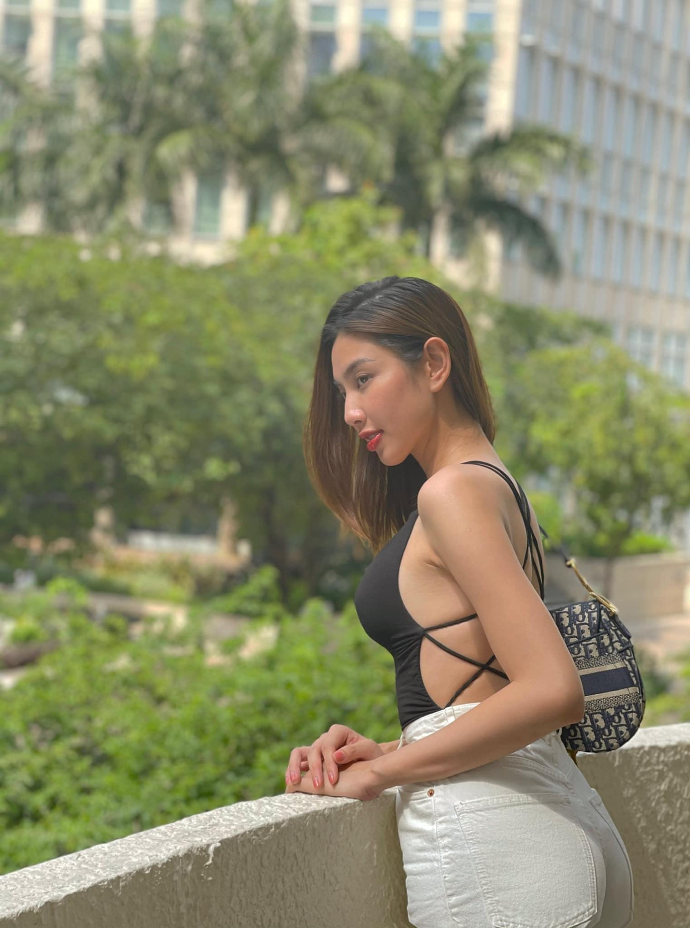 Hoa hậu Thùy Tiên cũng nổi tiếng là một mỹ nhân có gu thời trang táo bạo, sexy. Người đẹp không ngần ngại phối áo tắm cùng với quần jeans khi ra phố.