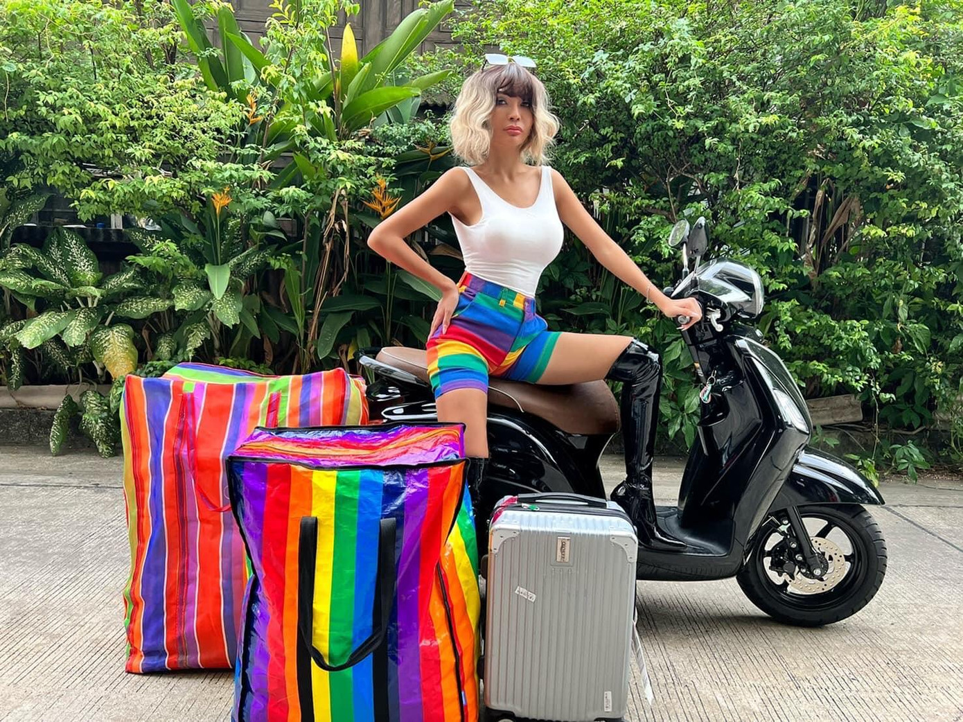 Các thí sinh đi xe tuk tuk, thậm chí tự lái xe máy tới dự thi.