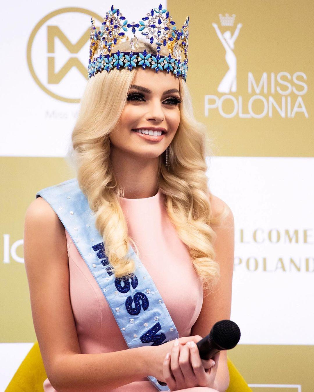 Nhan sắc của cô được công chúng ngưỡng mộ và ưu ái với lời khen xinh đẹp tựa 'nữ thần'.