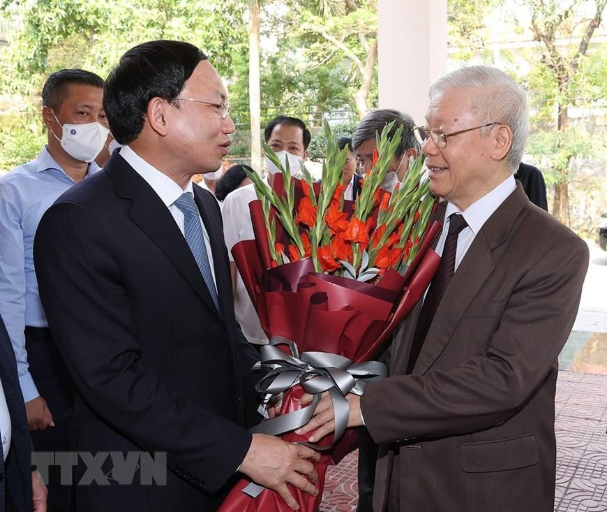 Thay mặt Đảng bộ, chính quyền và nhân dân tỉnh Quảng Ninh, ông Nguyễn Xuân Ký, Ủy viên Trung ương Đảng, Bí thư Tỉnh ủy, Chủ tịch Hội đồng Nhân dân tỉnh Quảng Ninh tặng hoa chào mừng Tổng Bí thư Nguyễn Phú Trọng. Ảnh: Trí Dũng/TTXVN. Thay mặt Đảng bộ, chính quyền và nhân dân tỉnh Quảng Ninh, ông Nguyễn Xuân Ký, Ủy viên Trung ương Đảng, Bí thư Tỉnh ủy, Chủ tịch Hội đồng Nhân dân tỉnh Quảng Ninh tặng hoa chào mừng Tổng Bí thư Nguyễn Phú Trọng. Ảnh: Trí Dũng/TTXVN.