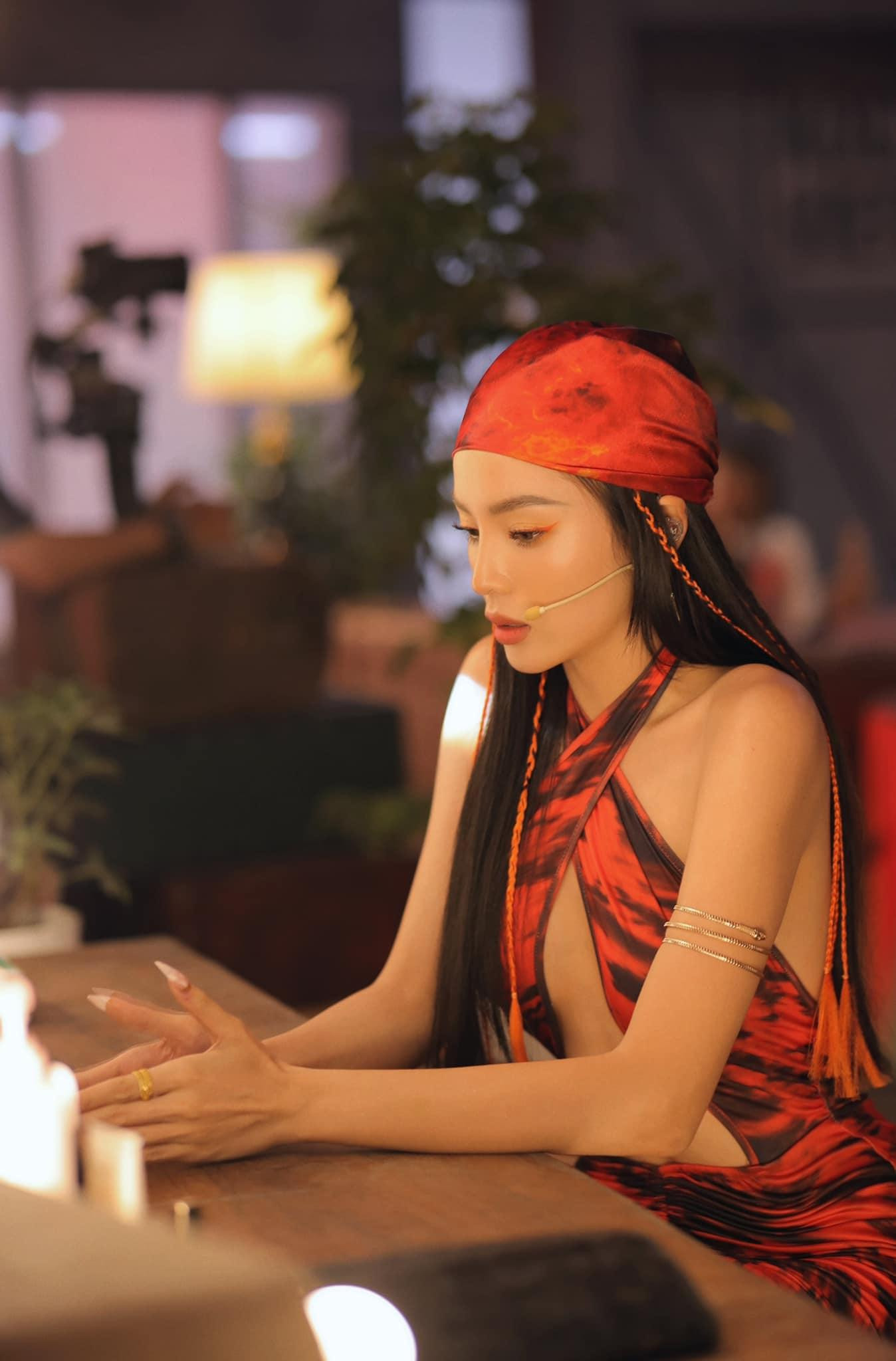 Người đẹp còn khéo léo lựa chọn phụ kiện khăn đội đầu ton-sur-ton để làm điểm nhấn đầy phóng khoáng cho bộ trang phục của mình.