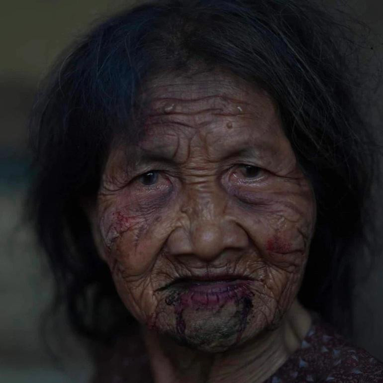 Hình ảnh bà Huệ trong phim "Bóng đè" gây ấn tượng với cư dân mạng (Ảnh chụp màn hình). Hình ảnh bà Huệ trong phim "Bóng đè" gây ấn tượng với cư dân mạng (Ảnh chụp màn hình).