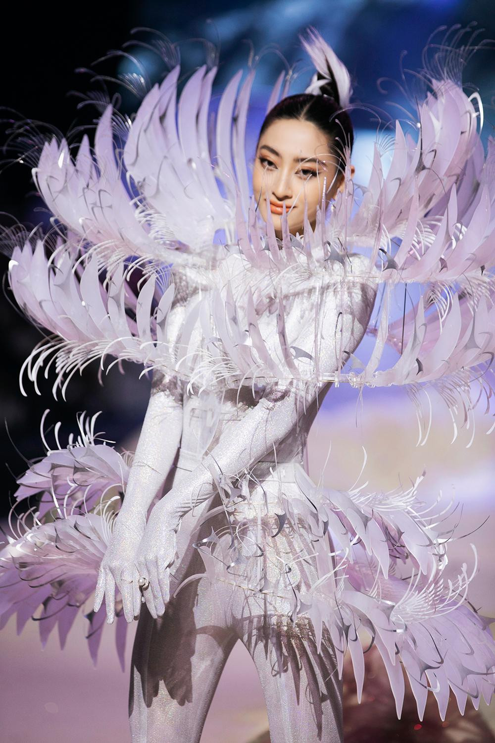 Nếu Đỗ Thị Hà đảm nhận vai trò first face thì Hoa hậu Lương Thuỳ Linh lại là vedette của show diễn.