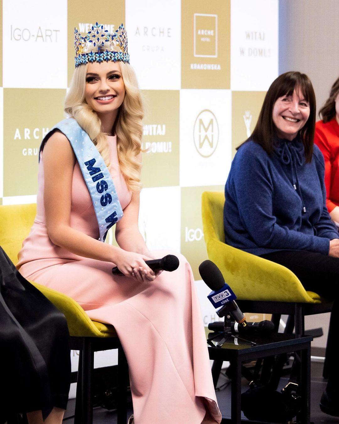 Nhan sắc xinh đẹp và kiêu sa của tân nữ hoàng sắc đẹp thế giới nhận được nhiều lời khen ngợi từ công chúng.