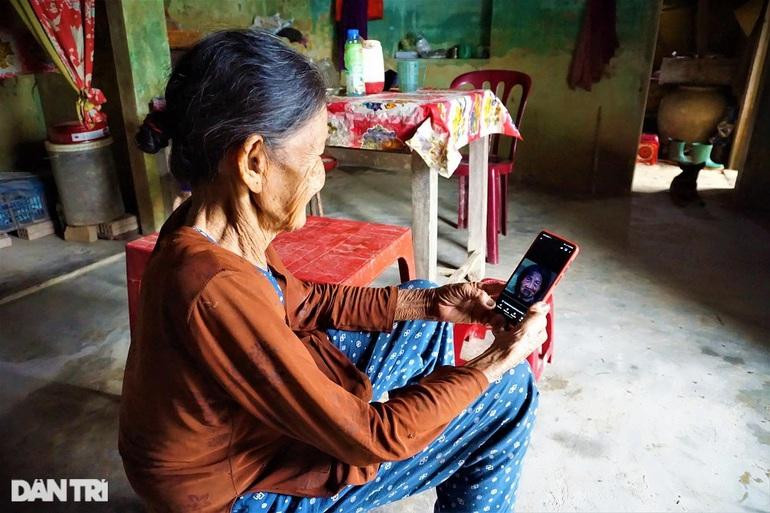 Cụ Huệ bất ngờ khi mình đang khá "nổi tiếng" trên mạng xã hội. Cụ Huệ bất ngờ khi mình đang khá "nổi tiếng" trên mạng xã hội.