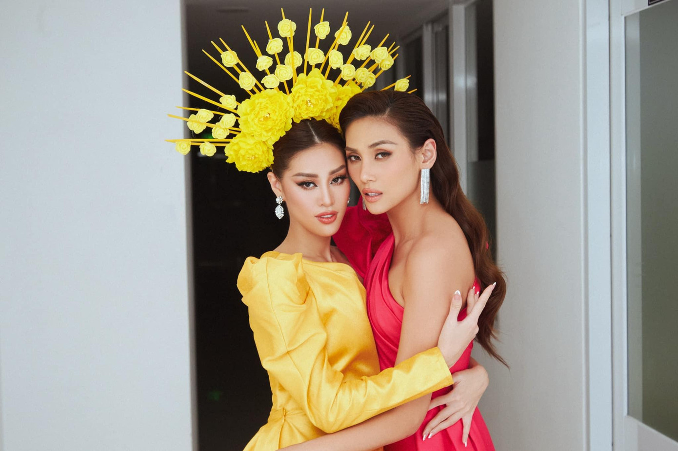 Khánh Vân đọ sắc bên đàn chị Võ Hoàng Yến trong hậu trường.
