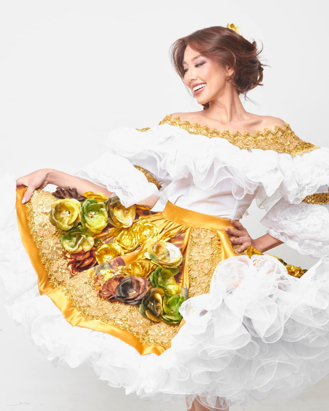 Thùy Tiên mặc trang phục truyền thống của phụ nữ Colombia với những chi tiết đính kết rất cầu kỳ và độc đáo. Cô được khen ngợi rất xinh đẹp và phóng khoáng, phù hợp với vẻ đẹp truyền thống của quốc gia này.