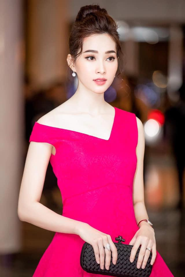 Cô yêu thích những thiết kế hở vai trần vừa thanh lịch mà vẫn quyến rũ.