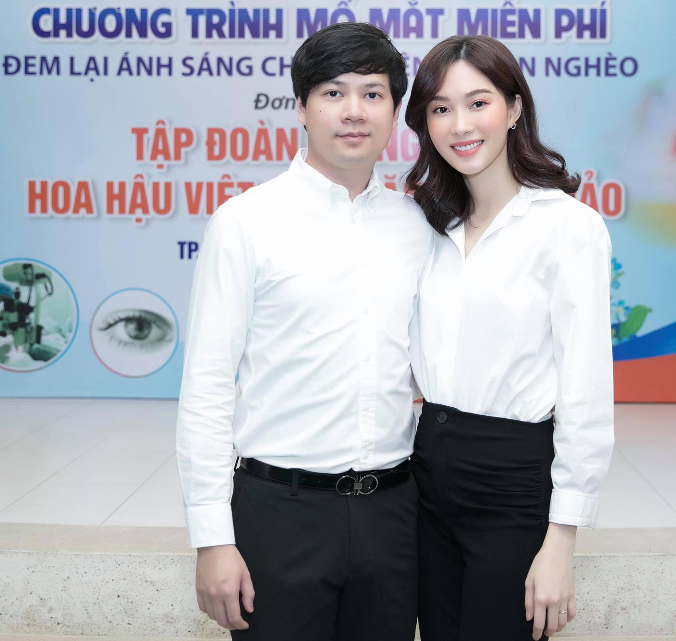 Kể từ sau khi kết hôn, Hoa hậu Đặng Thu Thảo ít xuất hiện ở các sự kiện của giới showbiz. Cô đồng hành cùng ông xã nhiều hơn và ghi điểm bởi phong cách thanh lịch, sang trọng.