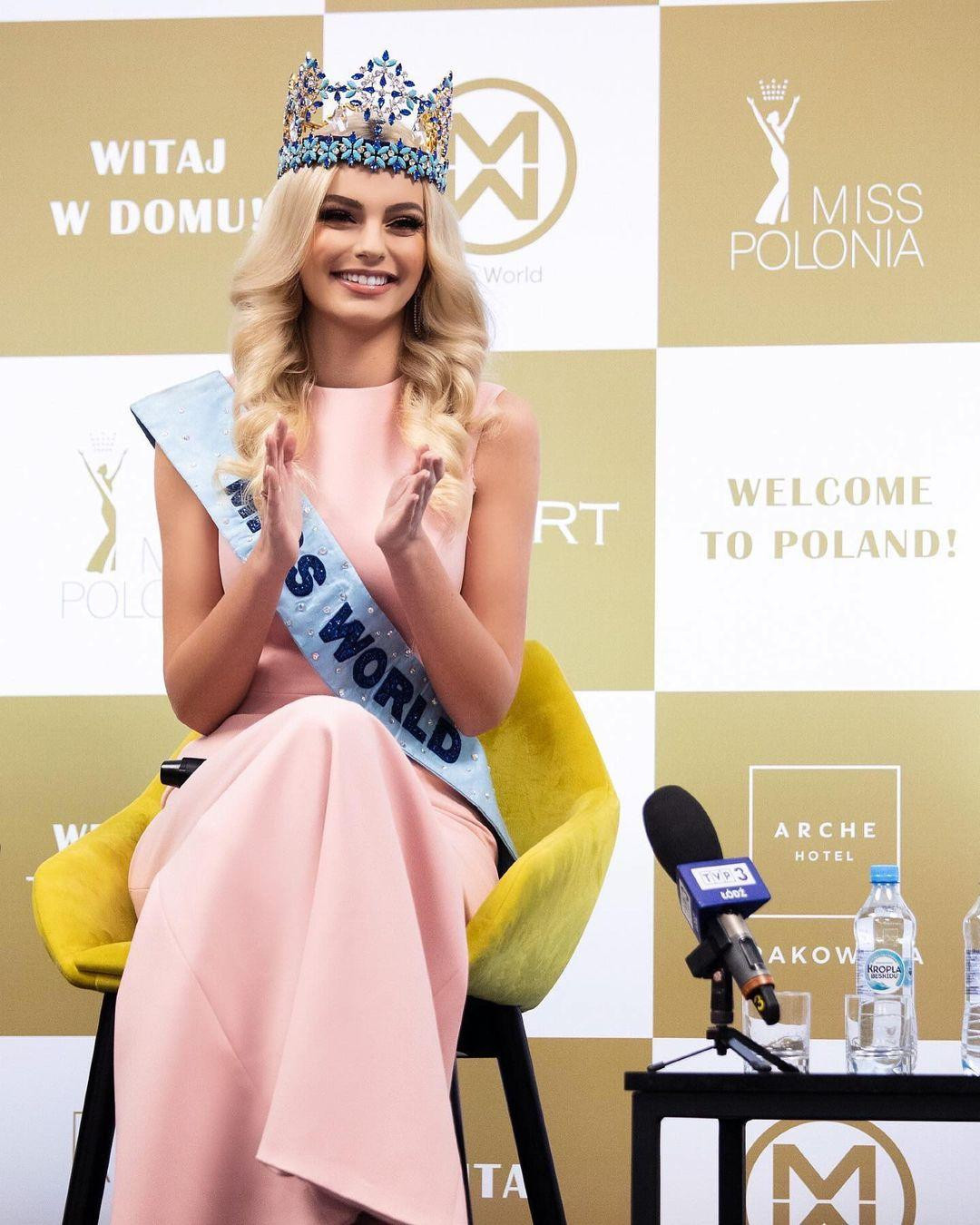 Trước đó, Karolina Bielawska đã rời Puerto Rico và di chuyển đến Anh ngay sau đêm Chung kết. Tại đây, tân hoa hậu tham gia một số sự kiện từ thiện như bán đấu giá tranh để quyên góp tiền từ thiện hay tới thăm trung tâm hiến tặng Ba Lan…