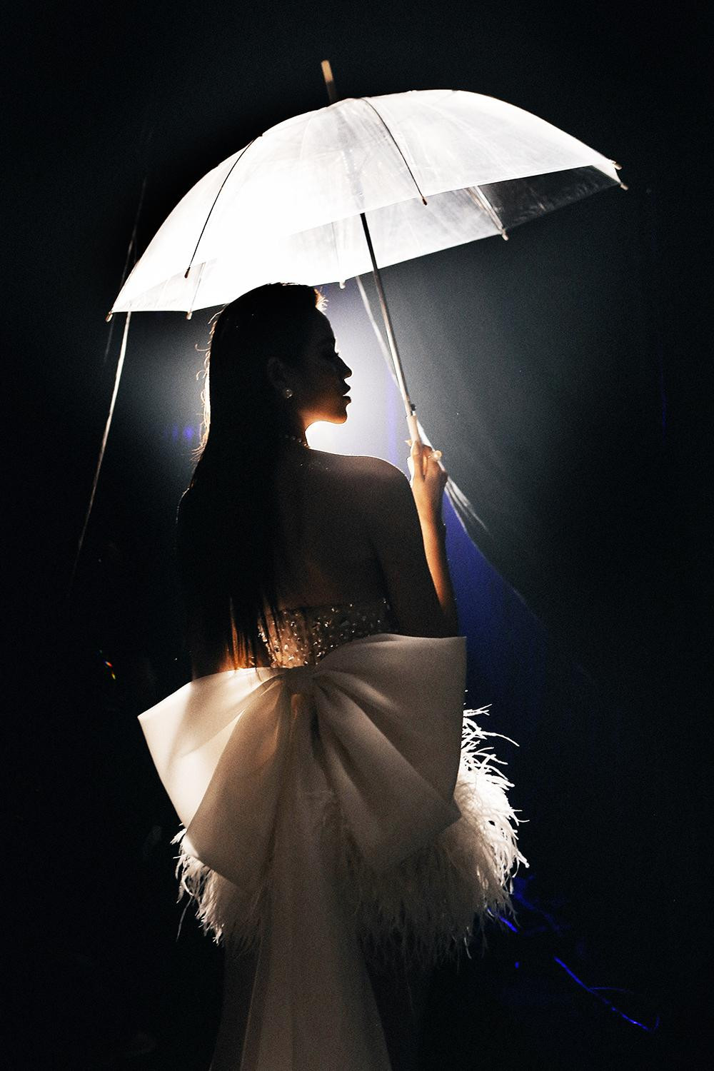 Hoa hậu Đỗ Thị Hà cũng có những khoảnh khắc cực kỳ ấn tượng trong hậu trường.