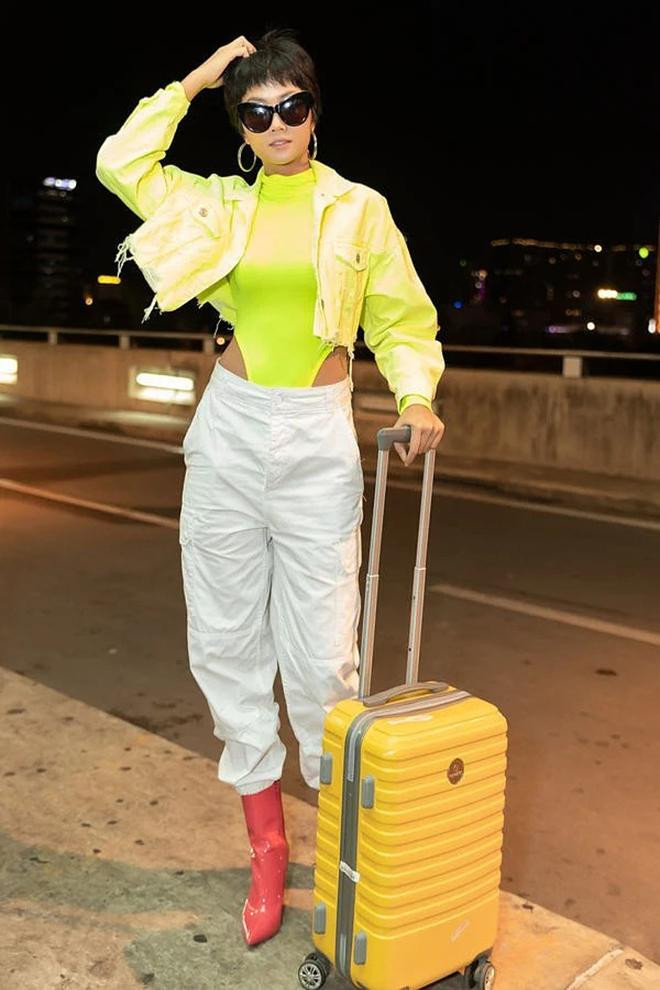 Người đẹp sử dụng tông màu neon để làm điểm nhấn. Cách mặc áo tắm khéo léo giúp H'Hen Niê khoe vòng eo săn chắc, nóng bỏng.