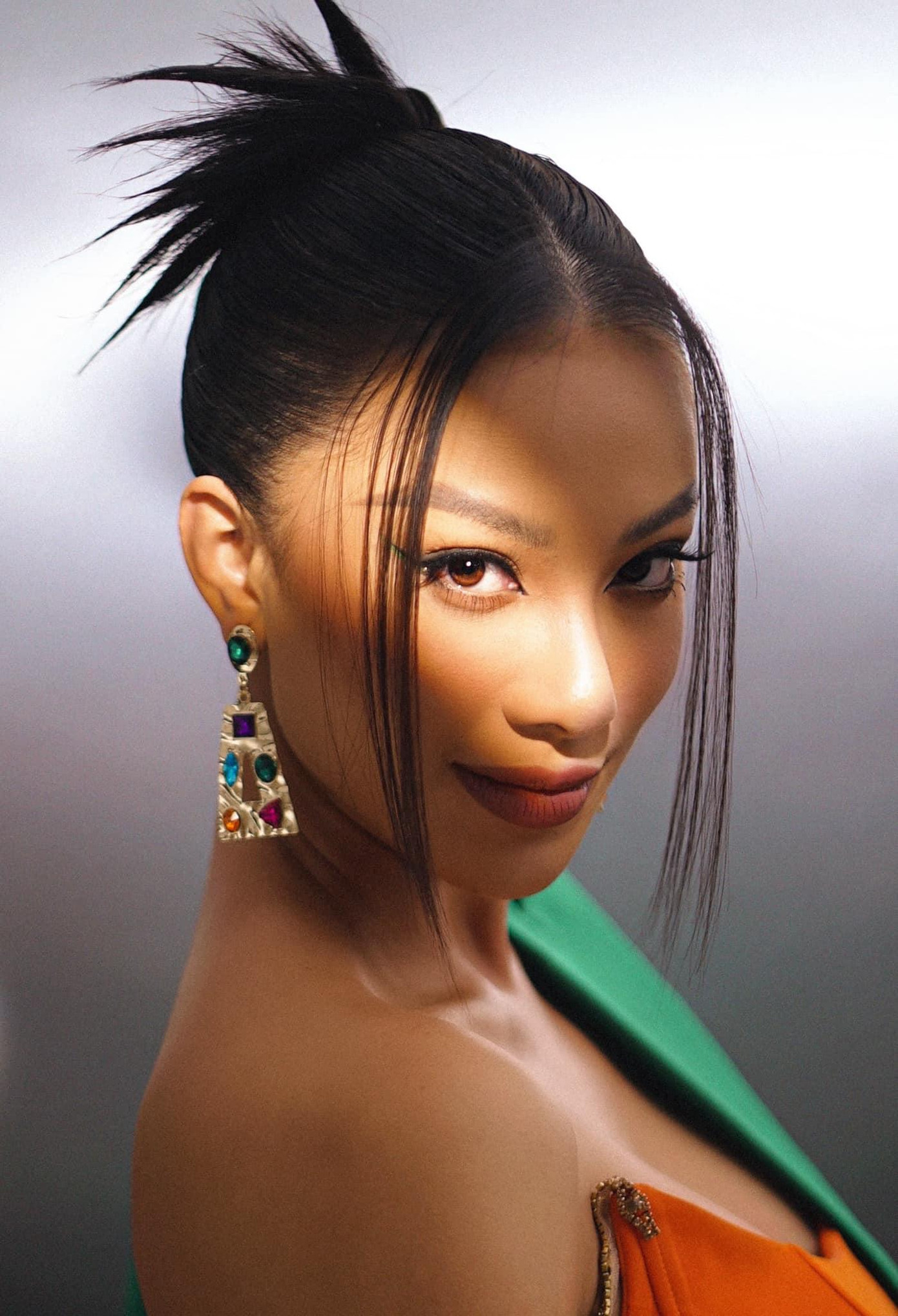 Á hậu Kim Duyên khoe vẻ đẹp hiện đại và sắc sảo.