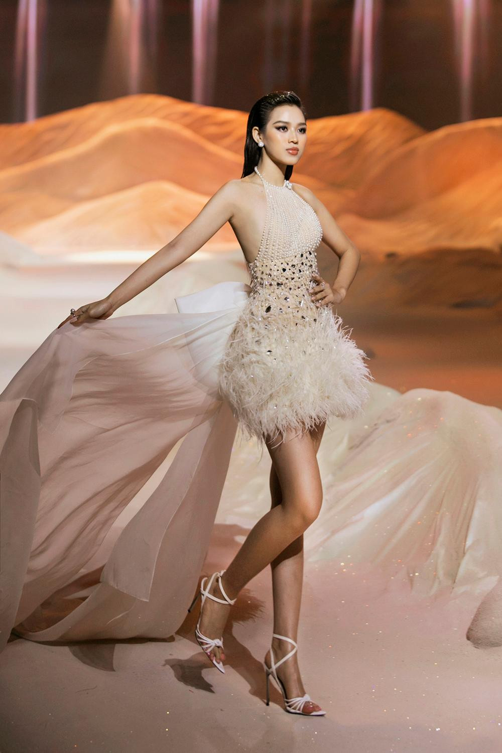 Thiết kế với chiếc nơ được đính kết ở phía sau giúp cho mỗi bước chân của HHVN 2020 thêm phần bay bổng.