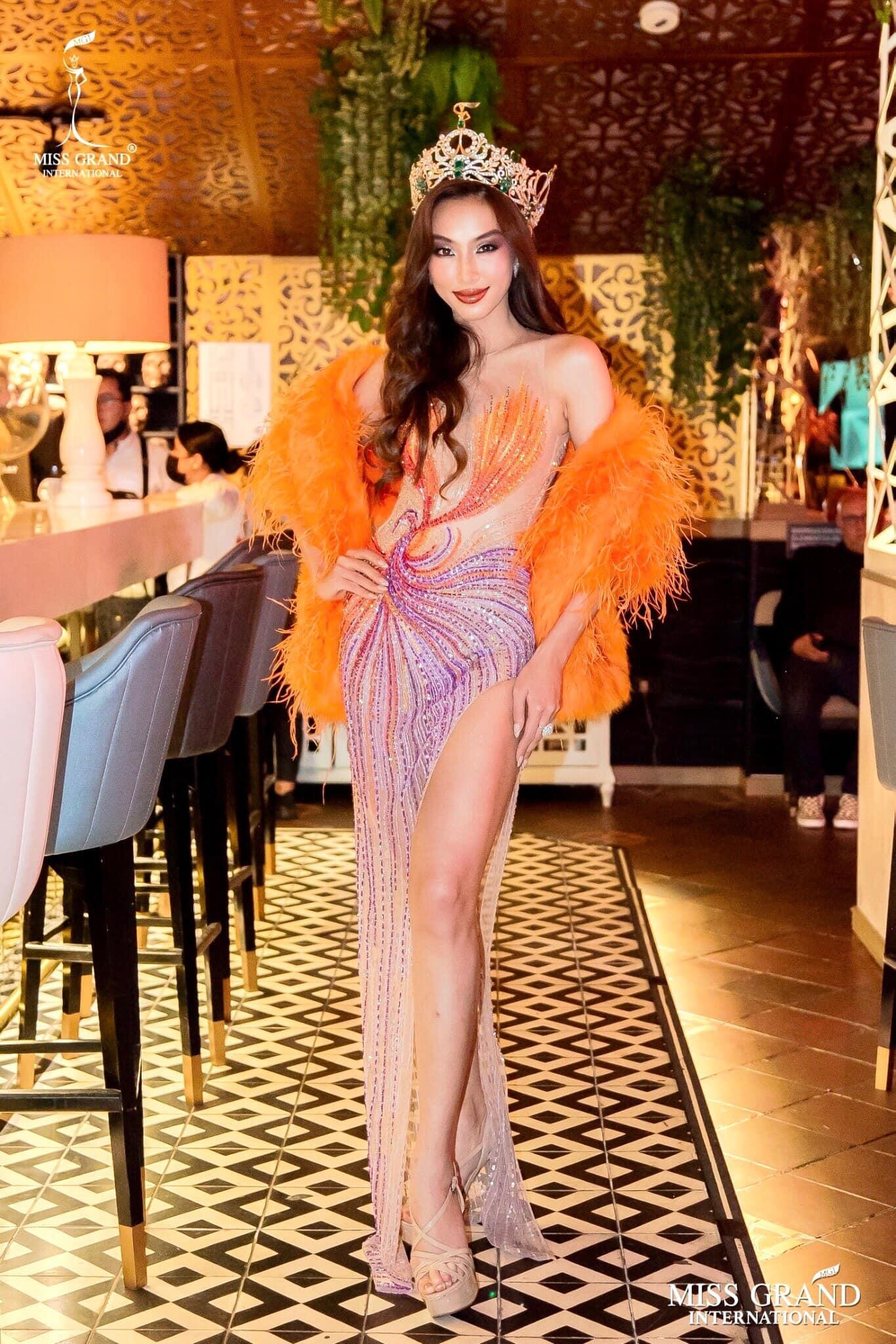 Xuất hiện trong buổi tiệc, Thuỳ Tiên đẹp lộng lẫy và gợi cảm với bộ váy dạ hội xuyên thấu, kết hợp cùng lông vũ màu cam nổi bật. Xuất hiện trong buổi tiệc, Thuỳ Tiên đẹp lộng lẫy và gợi cảm với bộ váy dạ hội xuyên thấu, kết hợp cùng lông vũ màu cam nổi bật.