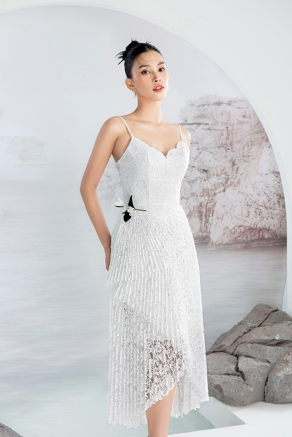 Theo đó, Hoa hậu Việt Nam 2018 bất ngờ hé lộ: "Một trải nghiệm mới với nhiều bài học và những kỉ niệm khó quên. Cả nhà cùng đón chờ dự án lần này của Vy và cả đoàn nhé".