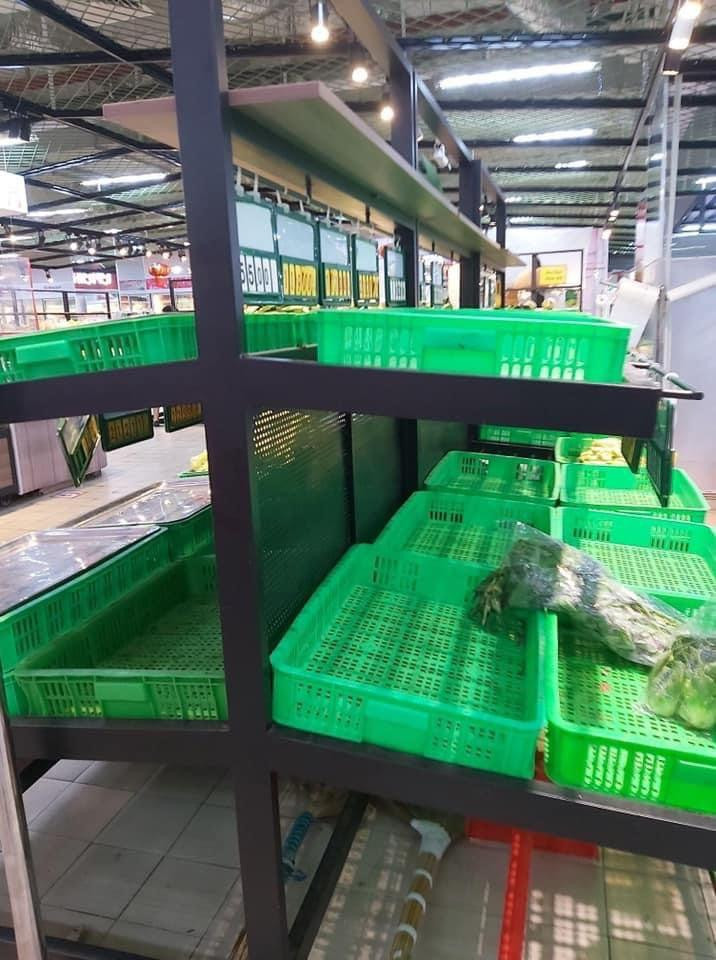 Đại diện các siêu thị cho biết, do lượng khách tăng vọt nên một số mặt hàng hết sớm, ngày mai hàng hoá sẽ ổn định trở lại, đảm bảo cung ứng đủ cho người dân