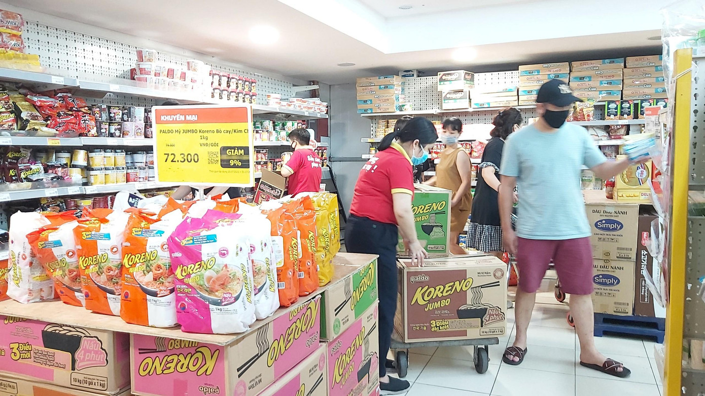 Siêu thị liên tục phải phát loa, thông báo tiếp thêm hàng mới. Nhân viên tất bật xếp hàng liên tục để kịp phục vụ nhu cầu khách hàng