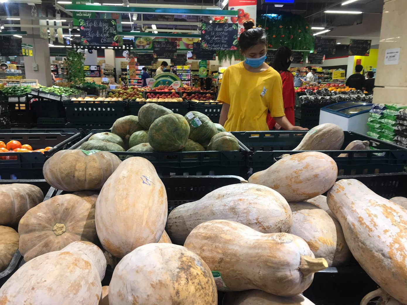 Việc "cháy hàng" cũng chỉ diễn ra cục bộ ở một số địa điểm. Khảo sát tại một siêu thị ở quận Cầu Giấy (Hà Nội), hàng hoá đầy ắp cho đến tối 18/7