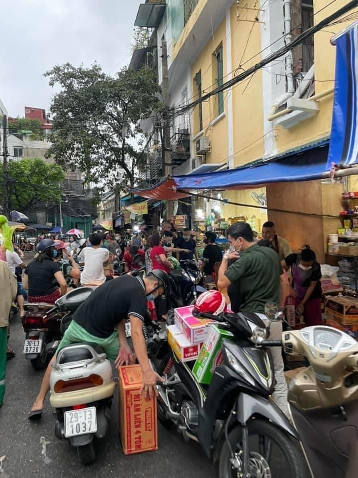 Ngay cuối giờ chiều, tại một khu chợ ở quận Hai Bà Trưng, rất đông người tìm đến mua thực phẩm, "vét" sạch những gì còn lại của phiên chợ chiều