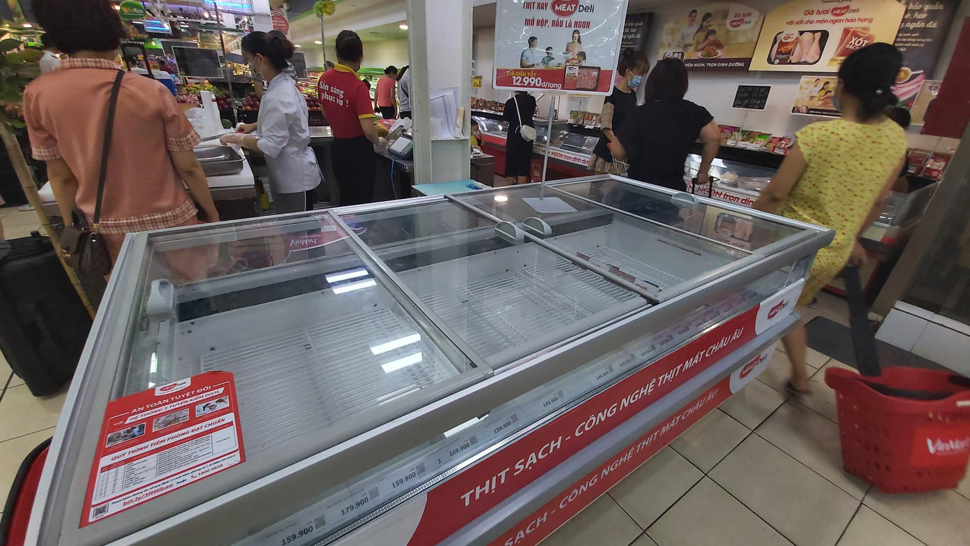 Tủ thịt của siêu thị cũng trống trơn lúc 19 giờ