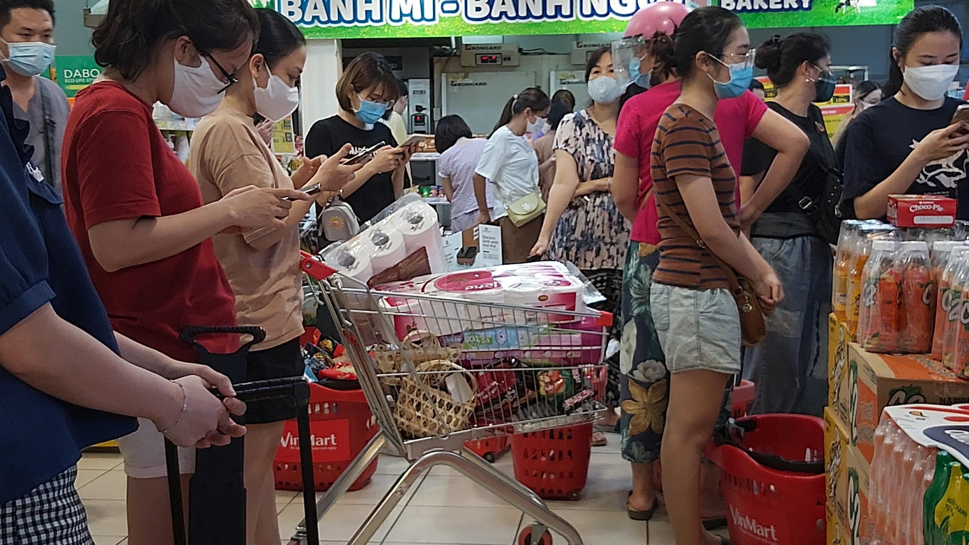 Chiều tối nay, tại Hà Nội, một số siêu thị, chợ, điểm bán thực phẩm sớm cháy hàng do lượng khách tăng đột biến