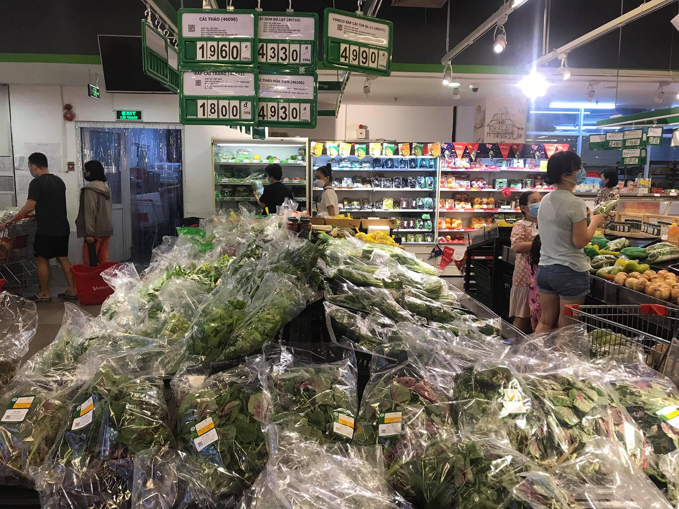 Thậm chí, rau xanh cũng đầy đủ lựa chọn cho người dân, giá cả niêm yết rõ ràng, ổn định