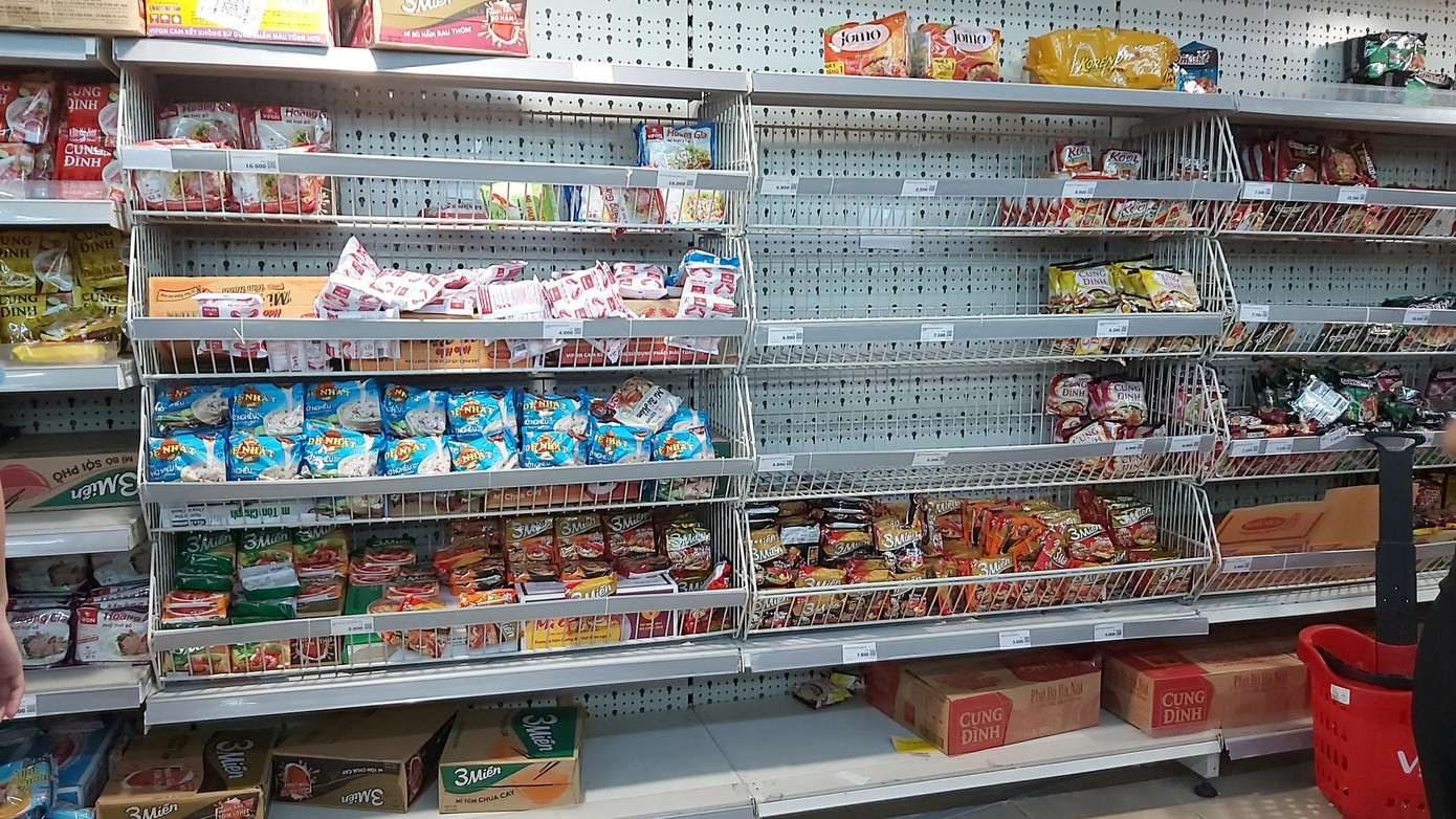 Tuy nhân viên siêu thị liên tục tiếp hàng, nhưng mì tôm vẫn hết ngay tại chỗ