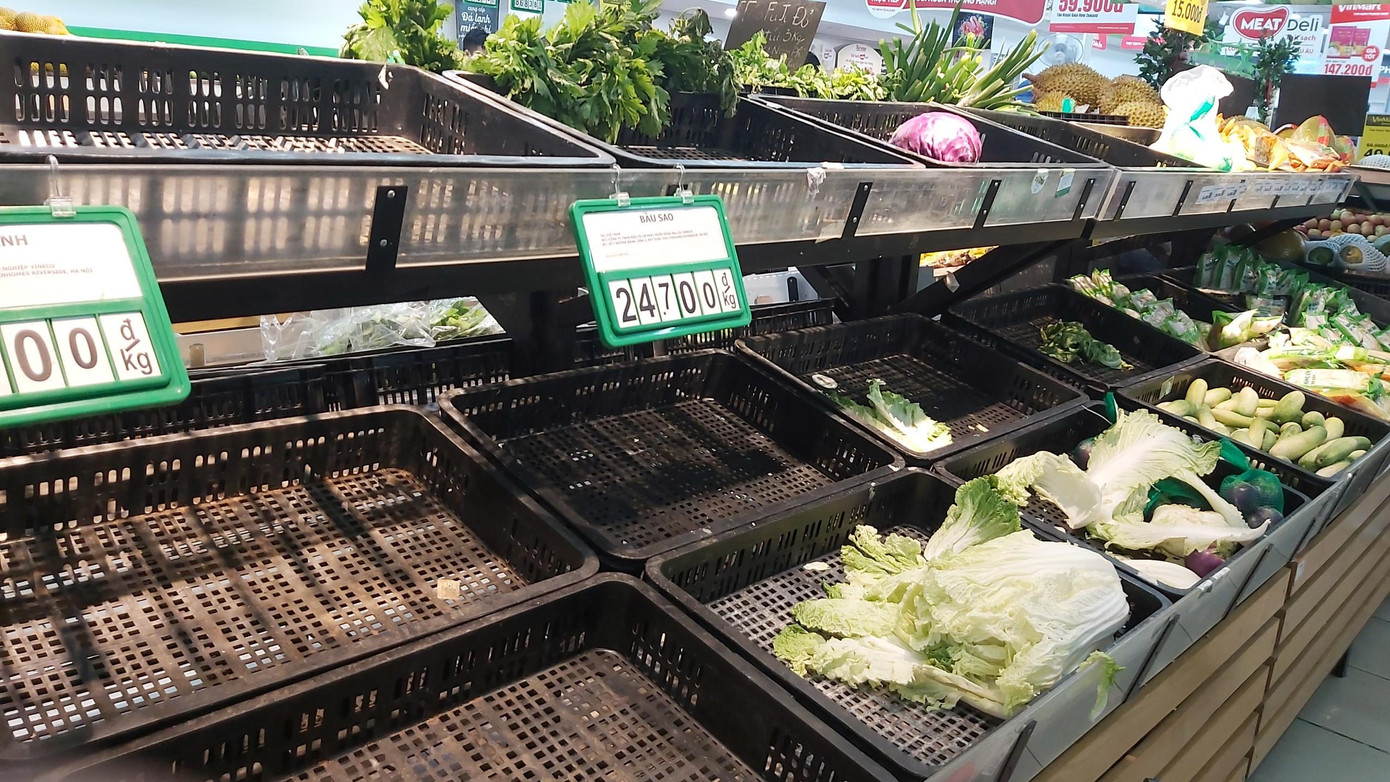 Rau xanh nhanh chóng hết hàng, do lượng khách tăng đột biến vào cuối giờ chiều nên các siêu thị không còn hàng mới về để bổ sung.