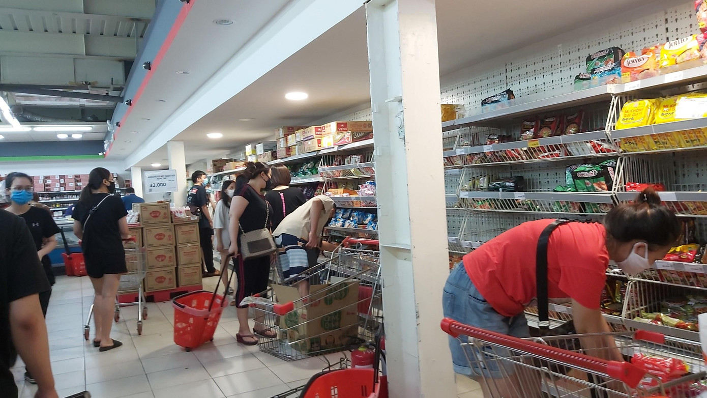 Tại một siêu thị trên đường Thái Thịnh, Hà Nội, cảnh tượng đông đúc tương tự cũng xảy ra