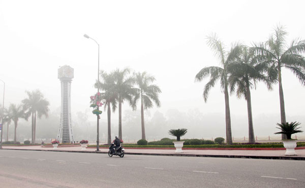 Sương mù dày đặc bao phủ Sân vân động thành phố Hà Tĩnh