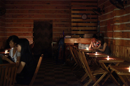 Quán cà phê cũng tắt đèn ủng hộ Giờ Trái đất.