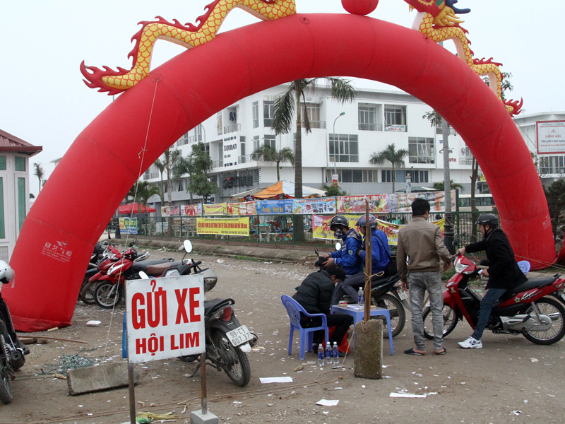Nơi gửi xe đối diện đường dẫn vào Hội Lim. Xe máy 20.000 đồng/xe máy; 70.000 đồng/ô tô