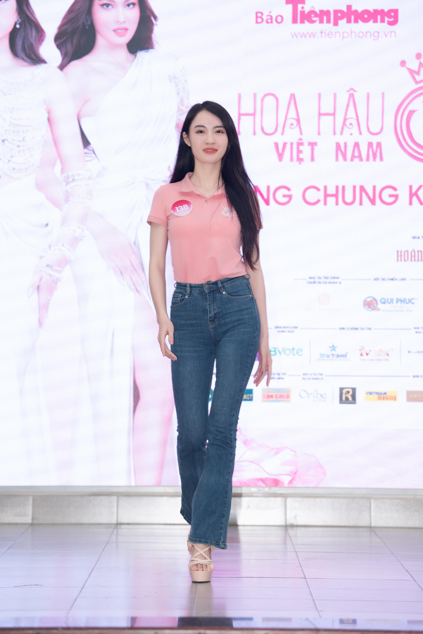 Những ngày qua, thí sinh đã được training kỹ năng với chuyên gia hàng đầu trong các lĩnh vực trình diễn, catwalk và ứng xử, giao tiếp.