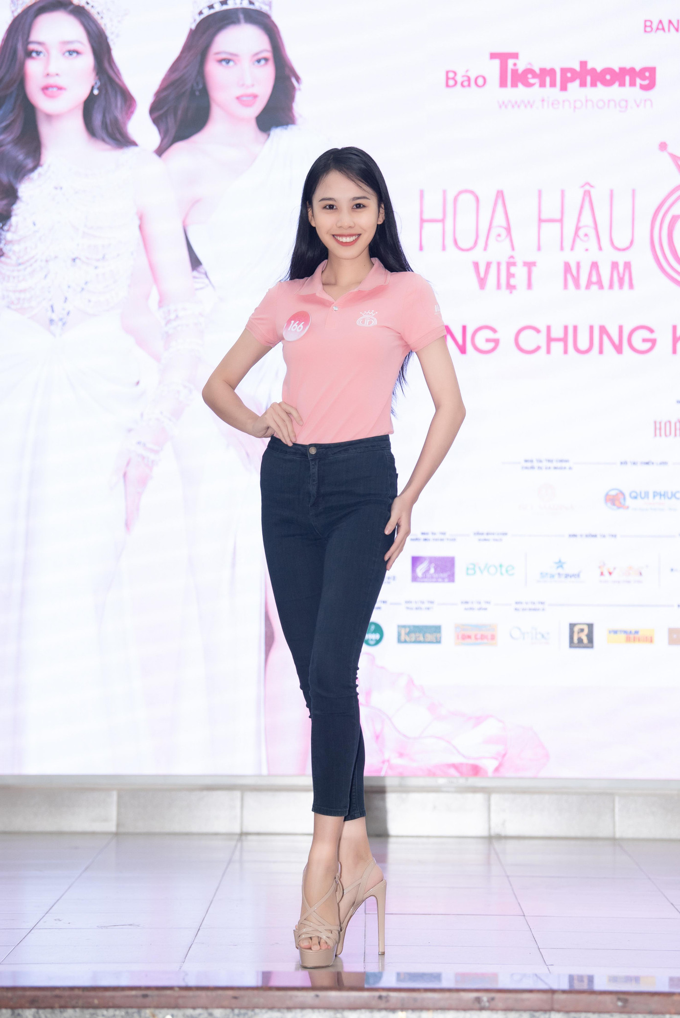 Từ những cô gái lần đầu làm quen với giày cao gót, sàn diễn thời trang và có phần nhút nhát, rụt rè, họ đã lĩnh hội được nhiều kiến thức quý giá và tự tin thể hiện bản thân.