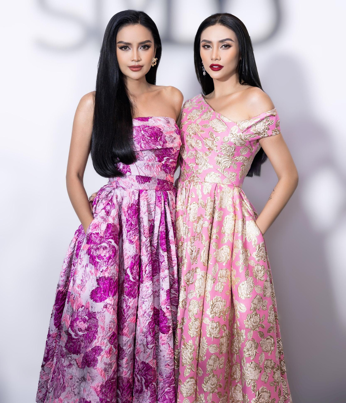 Á hậu Mâu Thủy đang trong thai kỳ. Người đẹp diện đầm ôm sát, kết hợp hai tông màu cam, xanh thời thượng. Á hậu Võ Hoàng Yến cũng tham dự sự kiện, cô hội ngộ đàn em Ngọc Châu trên thảm đỏ. Võ Hoàng Yến diện váy chéo vai, làm bằng vải gấm với tông hồng vàng sang trọng.