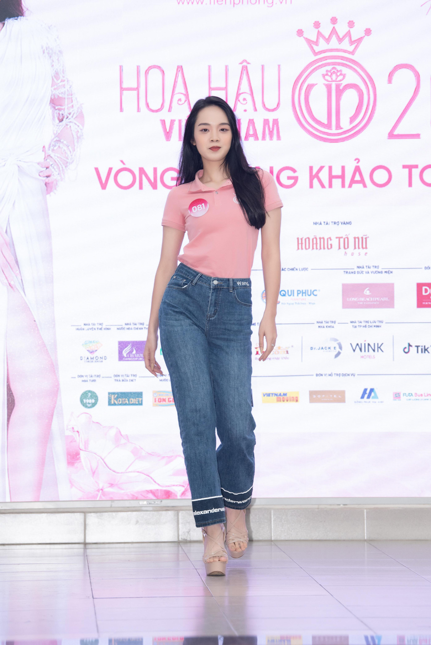 Những ngày qua, thí sinh đã được training kỹ năng với chuyên gia hàng đầu trong các lĩnh vực trình diễn, catwalk và ứng xử, giao tiếp.