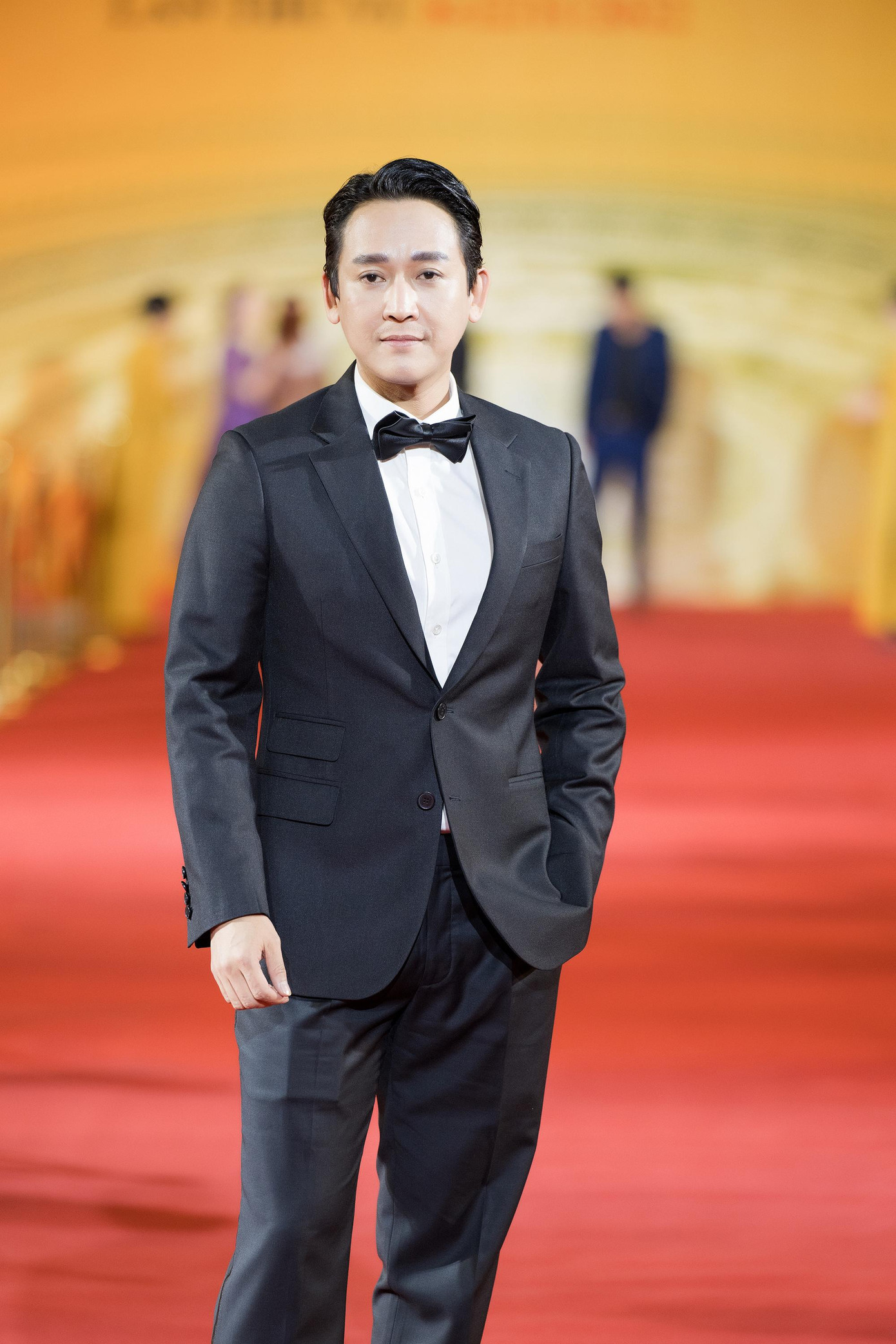 Hai nam diễn viên Hứa Vĩ Văn và Lê Dương Bảo Lâm diện suit bảnh bao trên thảm đỏ. Hứa Vĩ Văn ghi dấu ấn với điện ảnh thời gian gần đây với các bộ phim như Tiệc trăng máu, Nghề siêu dễ.