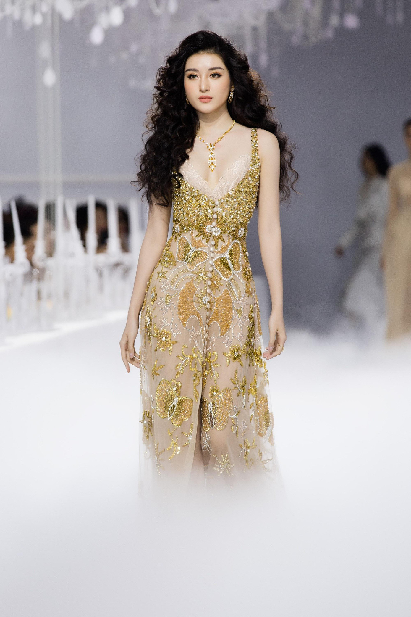 Huyền My gây ấn tượng với thần thái kiêu sa mỗi khi sải bước trên sàn diễn thời trang. Sau khi giành ngôi vị á hậu, Huyền My tập trung rèn luyện bản thân vì tự nhận mình còn khá non trẻ.