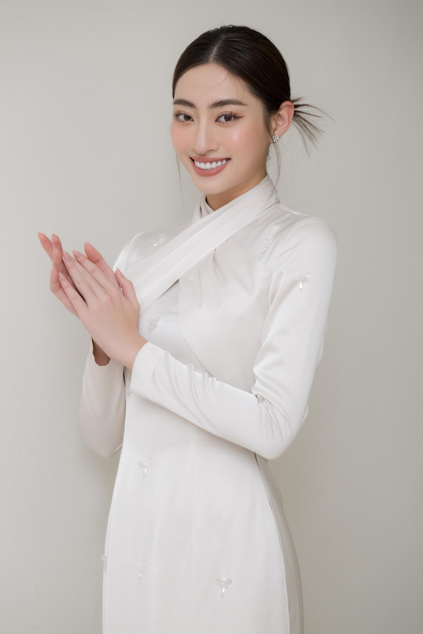 Sau 3 năm đăng quang ngôi vị Miss World Vietnam 2019, Lương Thùy Linh ngày càng trưởng thành về tri thức và nhan sắc. Bên cạnh các nghĩa vụ của một hoa hậu, cô cũng chăm chỉ học tập, đạt những thành tích xuất sắc. Tháng 9, Lương Thùy Linh tốt nghiệp Đại học Ngoại thương với thành tích xuất sắc sau 4 năm học tập. Cô nhận bằng cử nhân ngành kinh tế đối ngoại chương trình chất lượng cao được giảng dạy bằng tiếng Anh với số điểm 3.6/4.0.