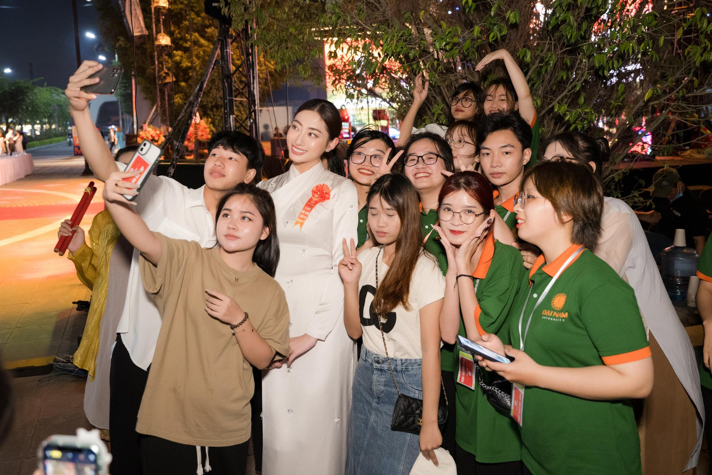 Lương Thùy Linh nhận được sự yêu mến của sinh viên khi tham dự buổi lễ.