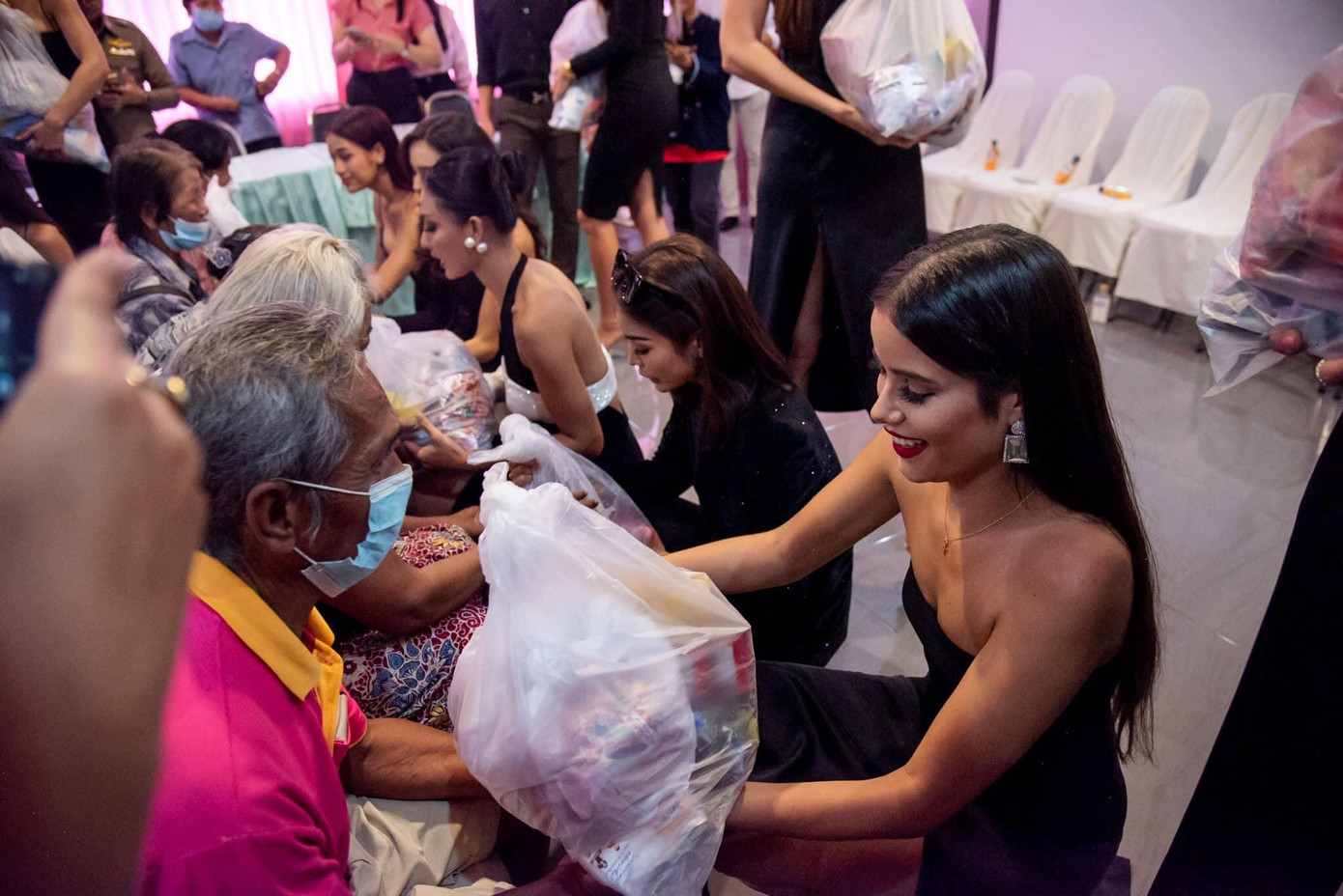 Gần một tháng sau chung kết Hoa hậu Hòa bình Quốc tế 2022, những ồn ào liên quan đến cuộc thi này vẫn tiếp diễn và được công chúng quan tâm. Khán giả cho rằng ông Nawat - chủ tịch cuộc thi đang đi sai hướng trong cách điều hành tổ chức của mình.