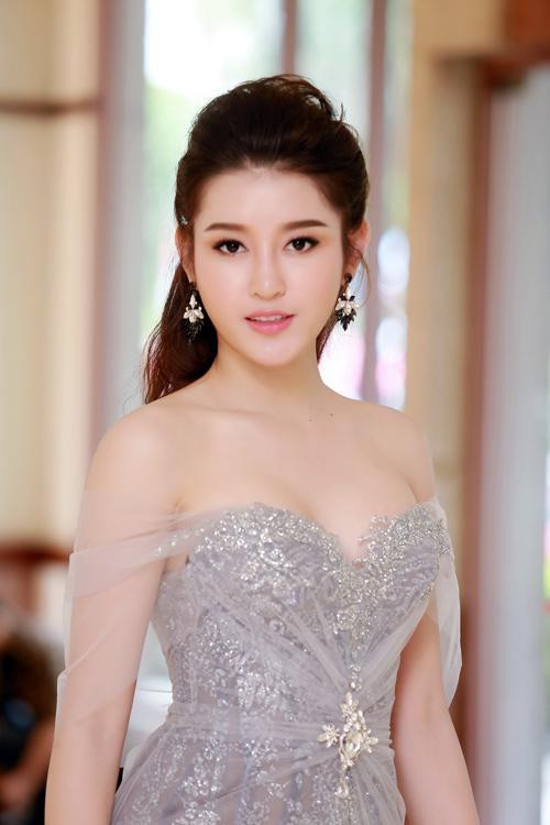 Sau khi giành ngôi á hậu, Huyền My đắt show sự kiện, quảng cáo. Cô góp mặt trong nhiều sự kiện của giới showbiz. Mỗi lần xuất hiện trước công chúng, người đẹp gốc Hà thành đều thể hiện sự chỉn chu, chuyên nghiệp. Cô cũng được đánh giá là người đẹp có phong cách thời trang sang trọng ở showbiz.