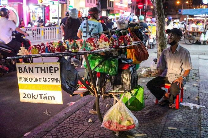 Mỗi ngày ông Giàu kiếm được khoảng 100.000 đồng để lo chi phí ăn uống, sinh hoạt (Ảnh: Nguyễn Vy).