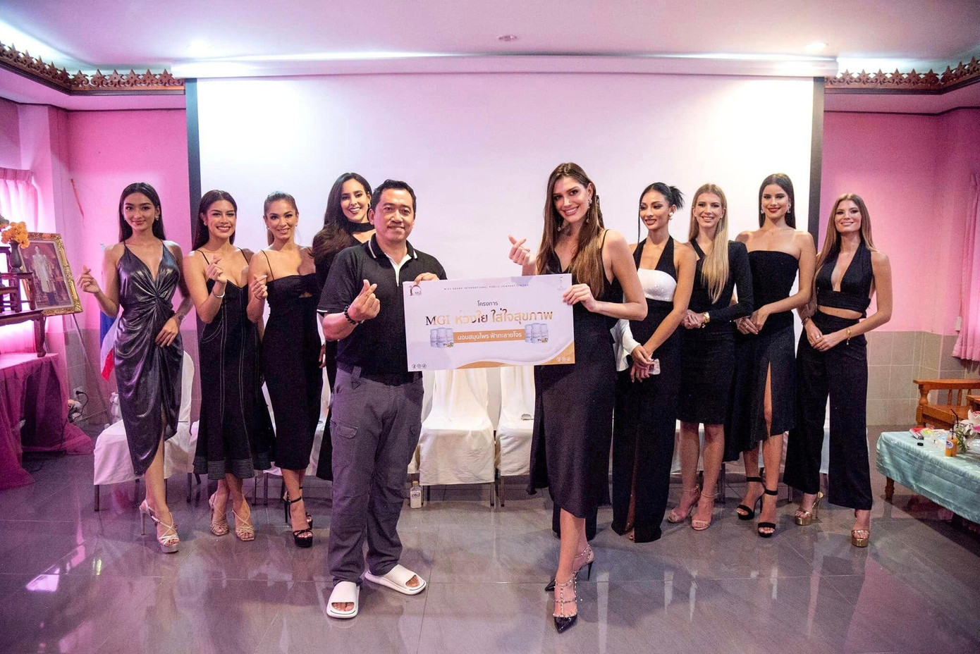 Ngày 16/11, top 10 Miss Grand International 2022 có buổi từ thiện tại Trung tâm Y tế Cộng đồng Khu Huai Sai ở Thái Lan. Tại đây, các người đẹp quyên góp thực phẩm, thuốc men và những nhu yếu phẩm khác cho người kém may mắn.