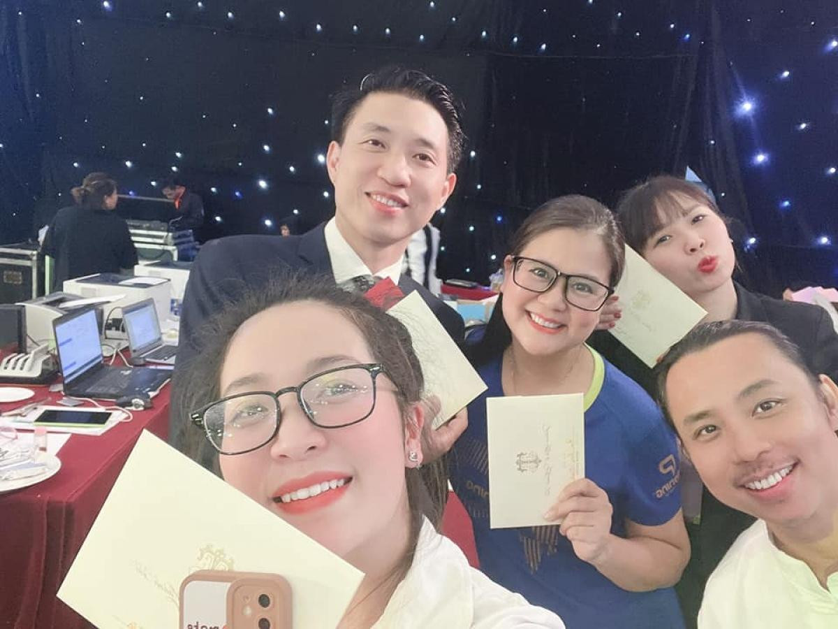 Kiện tướng Chí Anh cùng nhiều đồng nghiệp khoe nhận được thiệp cưới của Khánh Thi - Phan Hiển. Ảnh: FBNV. Kiện tướng Chí Anh cùng nhiều đồng nghiệp khoe nhận được thiệp cưới của Khánh Thi - Phan Hiển. Ảnh: FBNV.