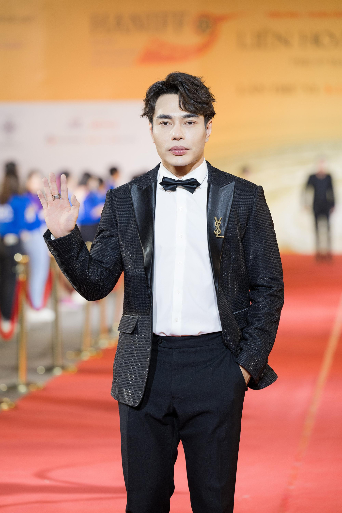 Hai nam diễn viên Hứa Vĩ Văn và Lê Dương Bảo Lâm diện suit bảnh bao trên thảm đỏ. Hứa Vĩ Văn ghi dấu ấn với điện ảnh thời gian gần đây với các bộ phim như Tiệc trăng máu, Nghề siêu dễ.