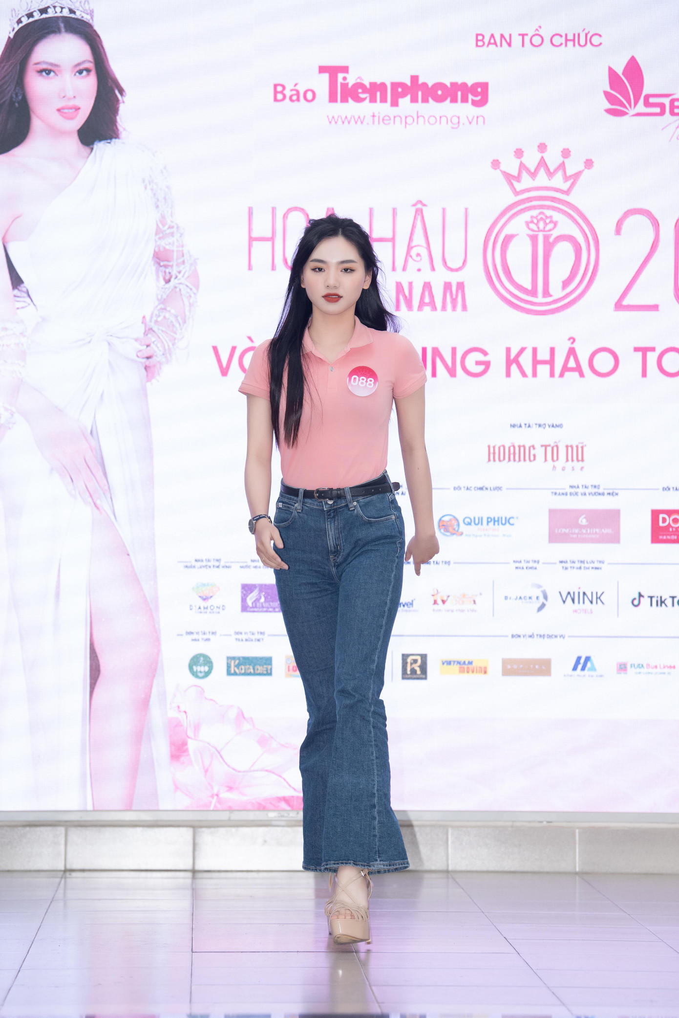 Hoa hậu Việt Nam đang trong quá trình tìm kiếm người kế nhiệm Hoa hậu Đỗ Thị Hà. Chính vì vậy, các thí sinh đang không ngừng cố gắng và hoàn thiện bản thân cho những phần thi quan trọng.