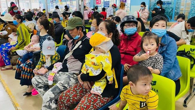 Bệnh nhi mắc bệnh ùn ùn. Ảnh: Thanh Niên.