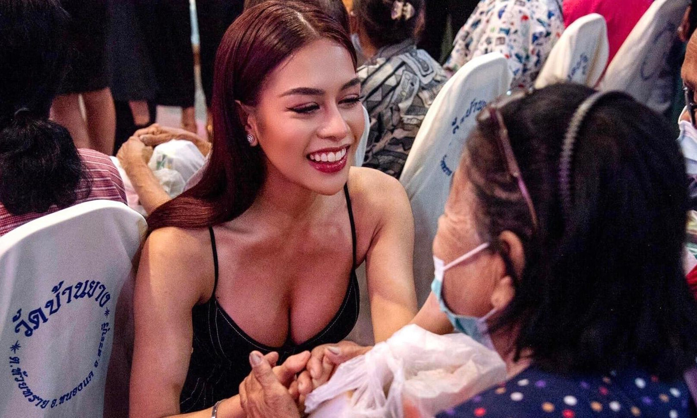 Á hậu 5 người Philippines - Roberta Angela Tamondong bị chỉ trích vì diện bộ váy hai dây khoe vòng một quá đà. Cô là người được chọn thay thế sau khi Á hậu 5 người Mauritius từ bỏ danh hiệu.